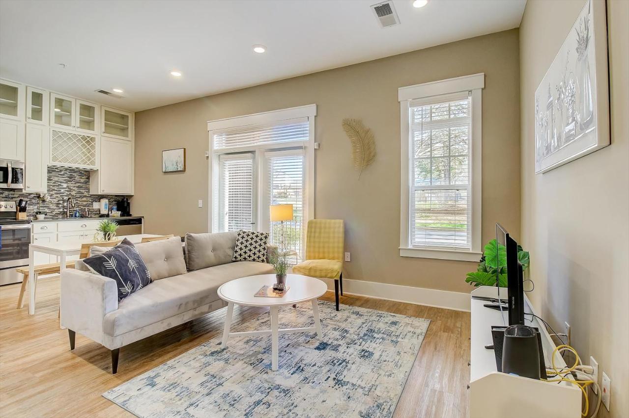 Frontdesk Village At Commonwealth Apts Plaza Midwood Charlotte Room photo