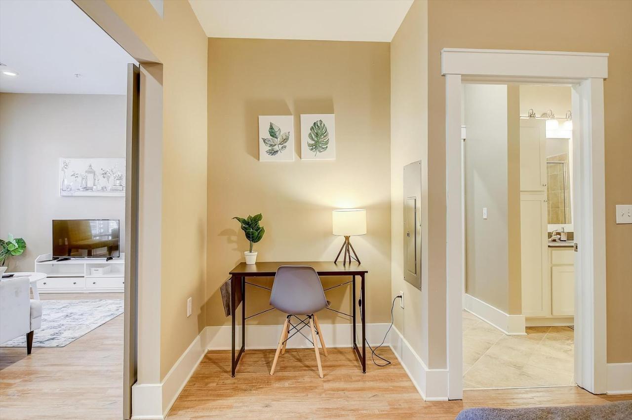 Frontdesk Village At Commonwealth Apts Plaza Midwood Charlotte Room photo
