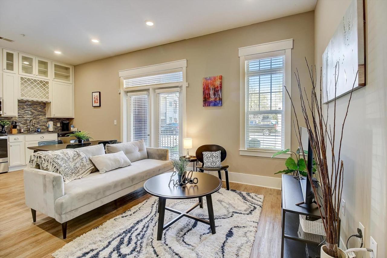 Frontdesk Village At Commonwealth Apts Plaza Midwood Charlotte Room photo
